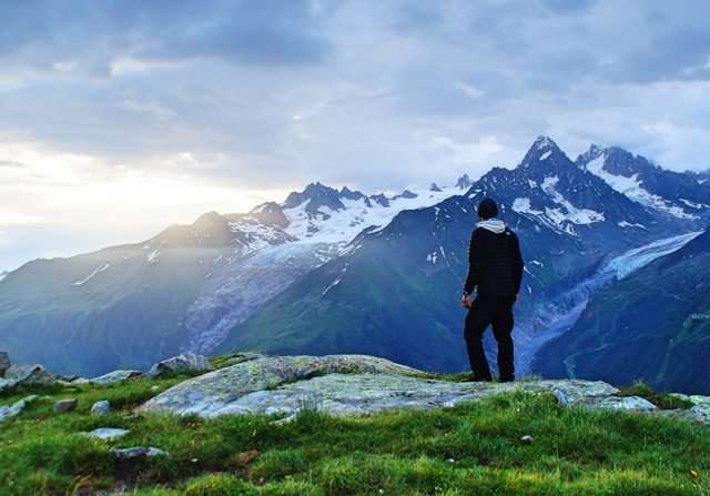 When taking pictures in the mountains, it is essential to prepare for weather changes.