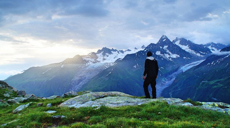 When taking pictures in the mountains, it is essential to prepare for weather changes.